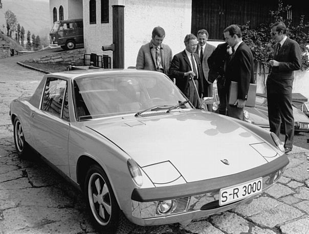 Ferry Porsche mit seinem VW-Porsche 914-8 auf dem Schüttgut in Zell am See (1969).